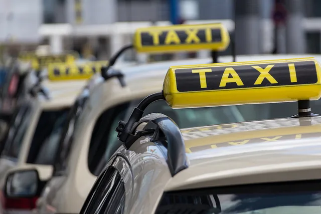 Mehrere Fahrzeuge stehen zur Krankenfahrt in Bremen bereit.
